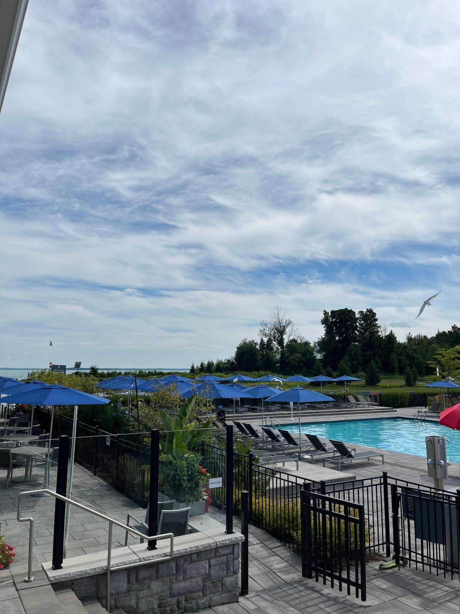 Stunning Stayz At Friday Harbour Beach Marina Resort Lake Simcoe Innisfil Buitenkant foto